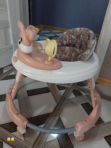 2 ay gəzib uşaq heç bir problemi yoxdur.Təzədir,musiqilidir,rahat