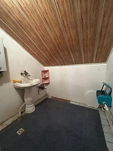 samaxida satilan evler: Bakı, Kubinka, 4 otaqlı, Köhnə tikili, m. Nizami, 85 kv. m — 2