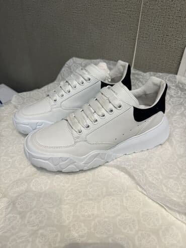 Səndəl və şəp-şüplər: Alexander McQueen kişi/kadın krossovkaları - Rəng: ağ üst, arxa — 1