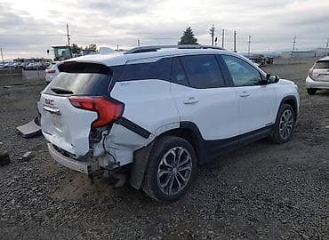 Motonəqliyyat: GMC Terrain SLT, ağ rəngli, kompakt krossover/SUV. Xüsusiyyətlər: - — 3