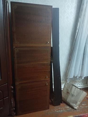 kitab skafi: Üç bölməli taxta divar dolabı - Material: təbii ağac üzləməli, tünd — 1