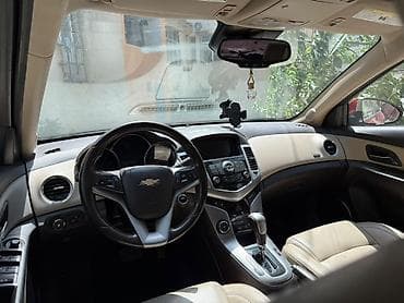 Nəqliyyat: Chevrolet Cruze sedan – qırmızı rəngdə, şəhər və tras üçün universal — 5
