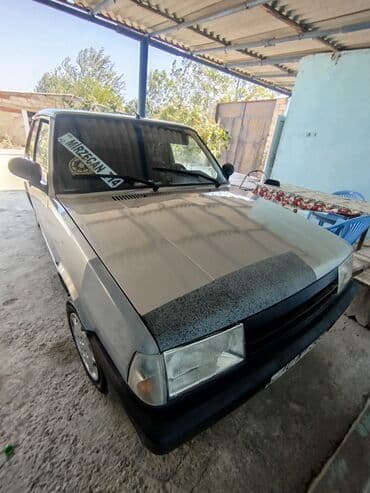 Model: Tofas Şahin (sedan) Kuzov: 4 qapı, gümüşü rəng, qara bamperlər