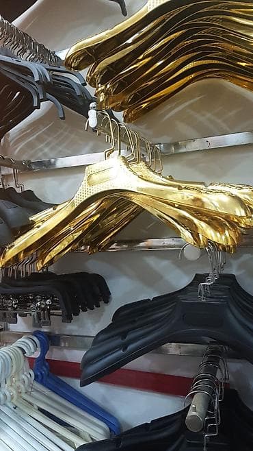 Аренда оборудования: Mağaza avadanlıqları və aksesuarları - Qızılı rəngli paltar asqıları — 4