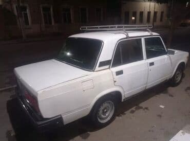 VAZ 2107, ağ rəng, sedan kuzov. Mexaniki ötürücü, arxa ötürücülü. 4