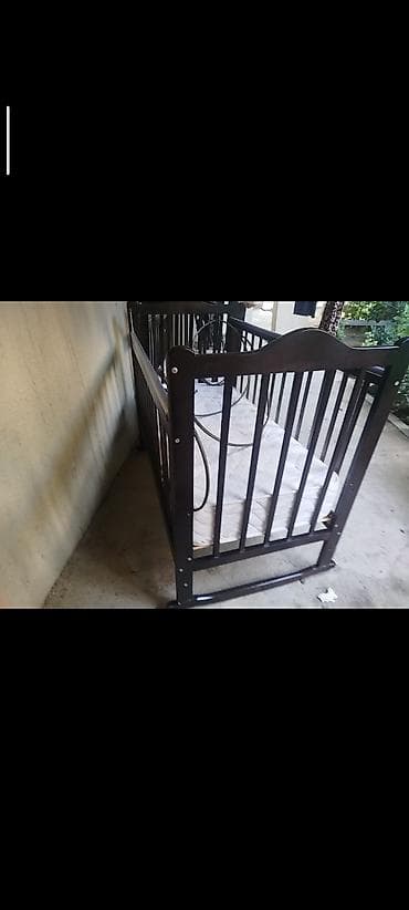 Mebel: Taxta yelləncək beşik - Material: bərk taxta, tünd qəhvəyi rəng - — 2