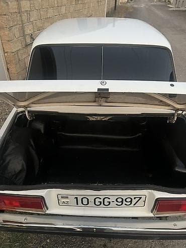 vaz 2101: VAZ 2107 sedan – ağ rəngli, klassik kuzov dizaynı ilə. Azərbaycan — 9