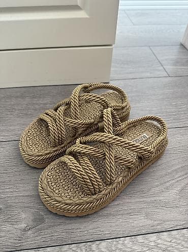 Bu model hem 39 ve 38 razmer var 15 azn her biri . Yenidir — 1