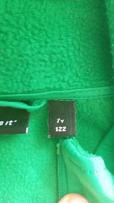 qar qiz paltari: Uşaq üçün yaşıl rəngdə kapüşonlu jaket. Xüsusiyyətlər: - Ölçü: 7 yaş — 3