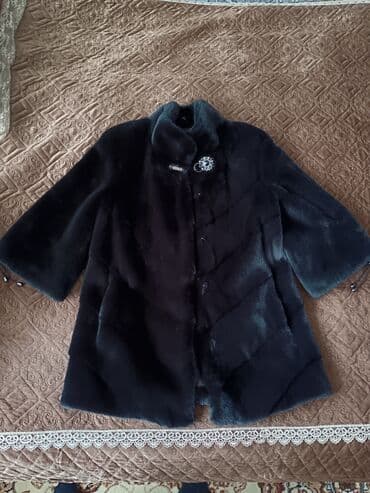 женские футболки с воротником: Qadın üçün qısa kürk paltosu - Rəng: tünd qara - Model: dizdən — 1