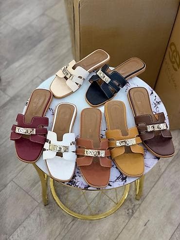 Qadın üçün rahat yay şlapanları - Model: Düz, açıq burunlu slip-on