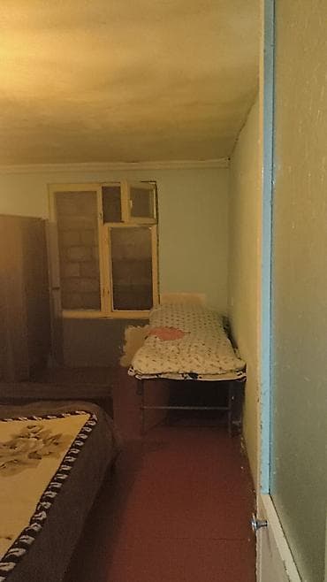 2 otaq ev: Kirayə verilən 2 otaqlı sadə yaşayış yeri - Yataq otağı: iri taxta — 2