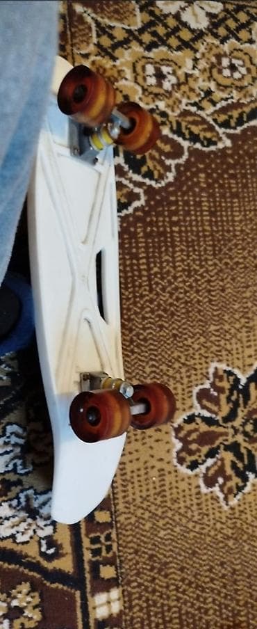 Plastik kruizer skeytbord - Gövdə: möhkəm ağ plastikdən, üst hissədə