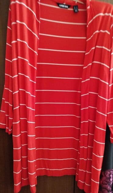 Qadın geyimləri dəsti – 4 məhsul 1) Yaşıl yelek: - Kapüşonlu, iplə