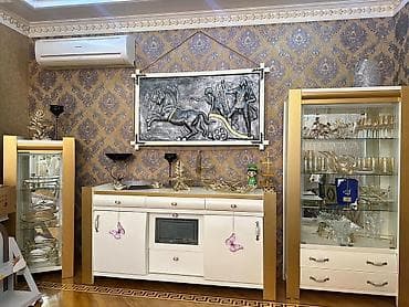servant mebel: Qızılı-ağ rəng çalarlarında klassik vitrin və bufet dəsti - Dəst — 1