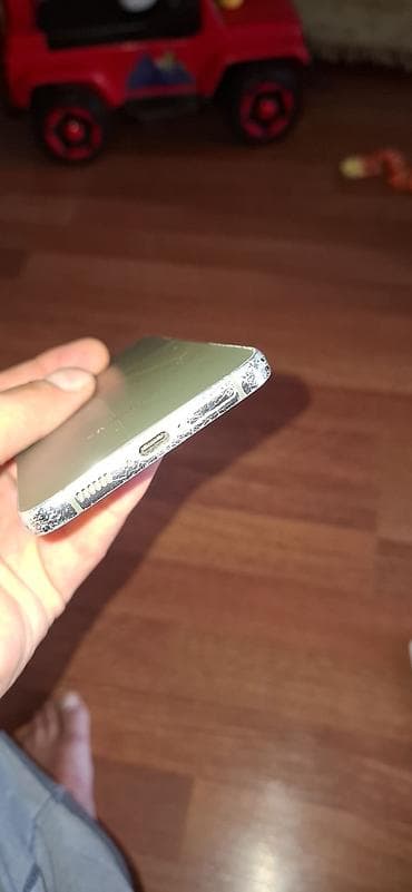 Məhsul: Apple iPhone (modeli dəqiq göstərilmir) Təsvir: - Korpus: Düz — 3