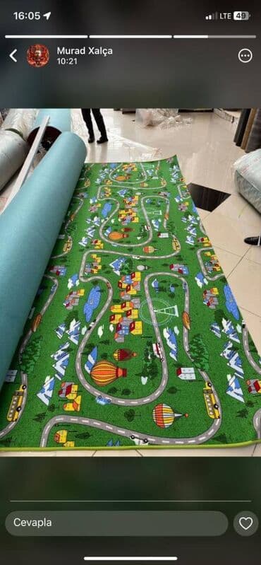 uşaq otağı üçün divar kağızları: Uşaq otağı üçün şəhərcik dizaynlı xalça - Parlaq yaşıl fon üzərində — 1