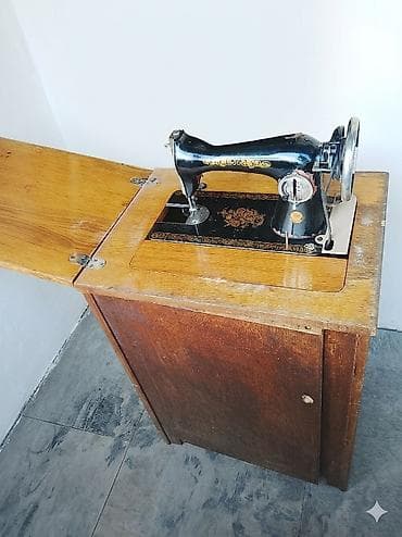 Vintage tikiş maşını və şkaflı masa komplekti - Klassik mexaniki