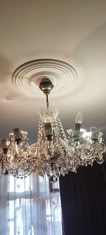 Люстра б/у.12 ламповая.В рабочем состоянии 3 лампы.Остальные Подлежат