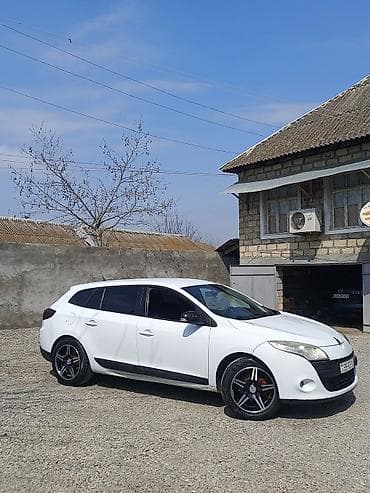 4 fəsil təkərlər: Renault Megane (universall/kombi), ağ rəng. Xüsusiyyətlər: - Kuzov: 5 — 3