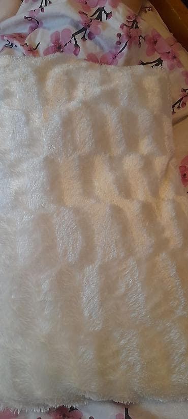 stul ustu: Ağ rəngli, yumşaq tüklü plaşet/örtük parçası. ÖLÇÜ: 2 × 2.30 Biri 25 — 3