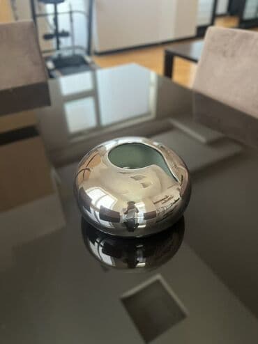 gül toxumlari: Bir vaza, Metal — 2