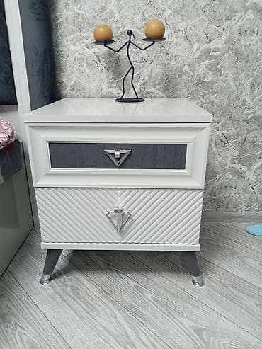 tumboçka: Ağ rəngdə dəbli mebel dəsti Tərkibi: - Güzgülü makiyaj/iş masasının — 3