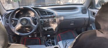 niva 4 qapi: Ağ rəngli 4 qapılı sedan - Korpus: kompakt sedan kuzovu, ağ rəng — 8