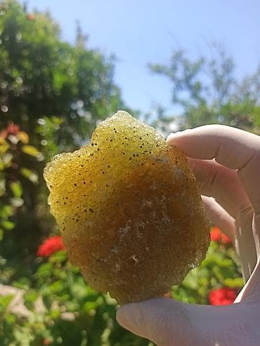 Parlaq Təbii Yaşıl Daş Satılır – Jade Tipli Nadir Mineral, İşıqda Rəng — 2