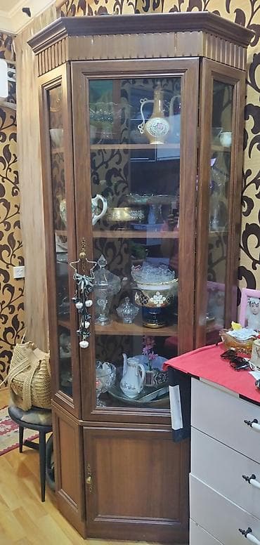 skafi: Taxta vitrin şkaf - Material: təbii ağac örtüklü korpus, şüşə qapılar — 1