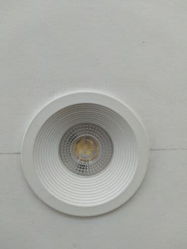 salon lampa: Ağ rəngli, dairəvi, quraşdırılmış tavan işığı. Otağı işıqlandırmaq — 1