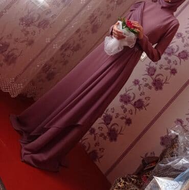 красивые платья на прокат в баку: Zərif bənövşəyi rəngdə, uzun və axıcı kəsimli hicablı ziyafət/libas — 1