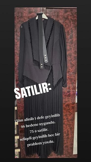 Qara rəngli, zərif xırda muncuq bəzəkləri və plisse ətəyi olan uzun