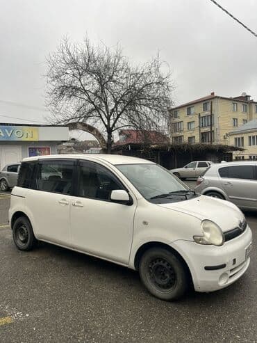 Aksesuarlar və tüninq: Toyota Sienta, ağ rəng, 5 qapı, miniven kuzov. Kompakt ölçü və geniş — 3
