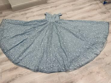 Bıçaqlar: Gümüşü-mavi rəngdə, tam 360° ətək açılımına malik ziyafət/libas. Üst — 1