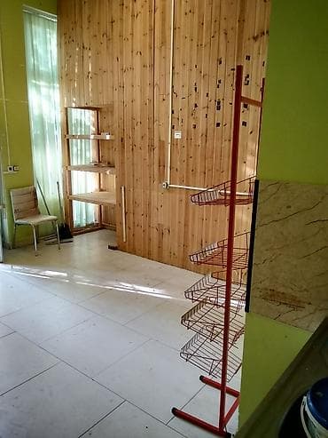 otaq yoldashi: Kirayə verilir: kiçik ticarət/ofis sahəsi - Açıq planlı otaq, hündür — 3
