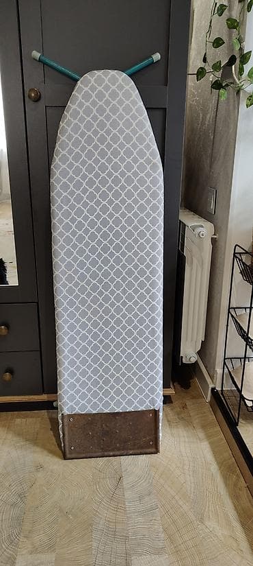 skafli utu stolu: Гладильная доска. тяжелая,устойчивая.состояние хорошее . размеры — 2