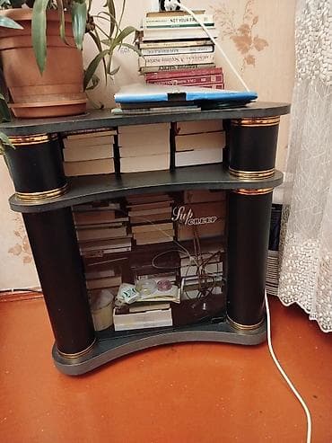 kitab refi: Kompakt TV/mediastend – qara rəngdə, qızılı dekor elementləri ilə. - — 1