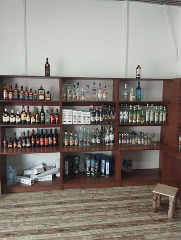 dərzi masası: Bu dəstə şüşə rəfləri və saxlama bölmələri olan geniş rəflər, həmçinin — 2