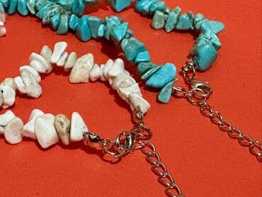 gümüş qolbaqlar qadin üçün: Təbii firuzə daşlardan hazırlanmış 2 ədəd boyunbağı dəsti. İkisi — 6