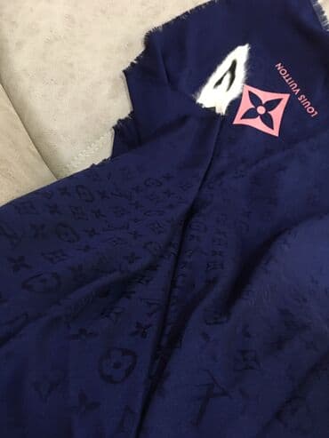 baş daşı qiymətləri: Brend şərflərin və yaylıqların replikası, qiymətlər 25 manatdan — 10