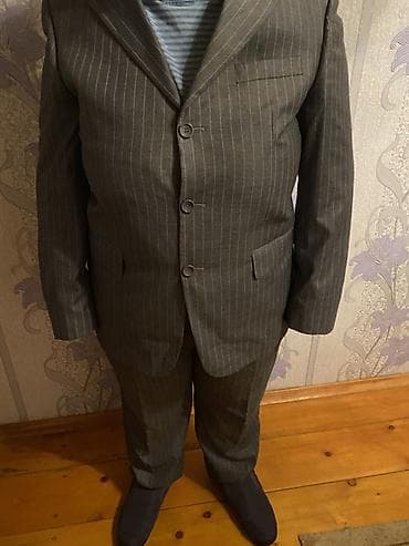 Kişi kostyum dəsti – boz rəngdə, incə dik zolaqlı klassik model