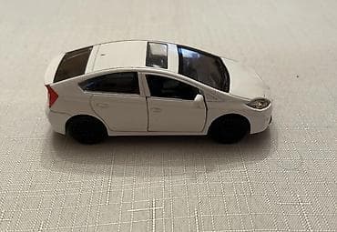 oyuncaq traktor: Qara rəngli Toyota Prius metal kolleksiya modeli - Miqyas: təxmini — 6