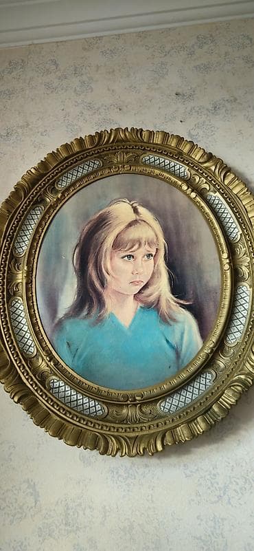 ev ucun nerdivan: Oval portret tablo – qız uşağı təsviri - Texnika: yağlı boya — 1