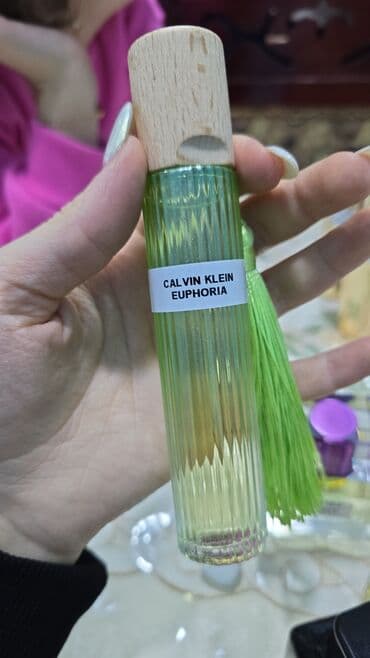 qar qiz paltari: Parfüm kolleksiyası – müxtəlif məşhur ətir kompozisiyalarının seçməsi — 2