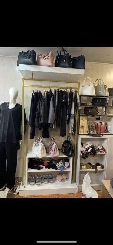 Manekenlər: Stend magaza ucun. Ikiteteflidi. 180 azn
Ve agli qizili asilqan 70 azn — 3