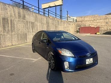 avtomobil gence: Toyota Prius Hybrid – mavi rəngli, 5 qapılı liftbek. Texnologiya və — 4