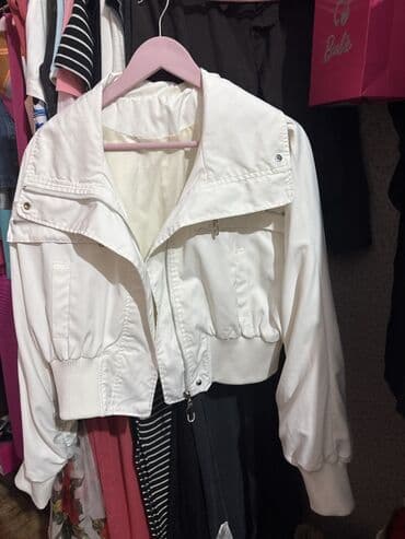 yun jaket modelleri: Ağ rəngli qısa qadın gödəkçəsi - Model: qısa kəsim, bel hissəsi — 2