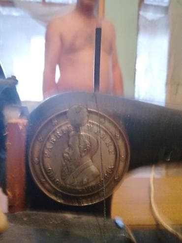 su ile işleyen kondisioner: Klassik mexaniki tikiş maşını – sənaye tipli, masaya quraşdırılmış — 2