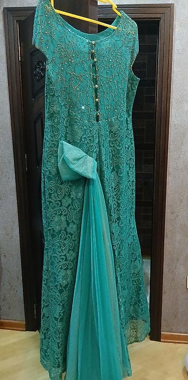 - Zümrüd-yaşıl rəngdə, uzun ziyafət/gecə paltarı - Üst qat: güllü